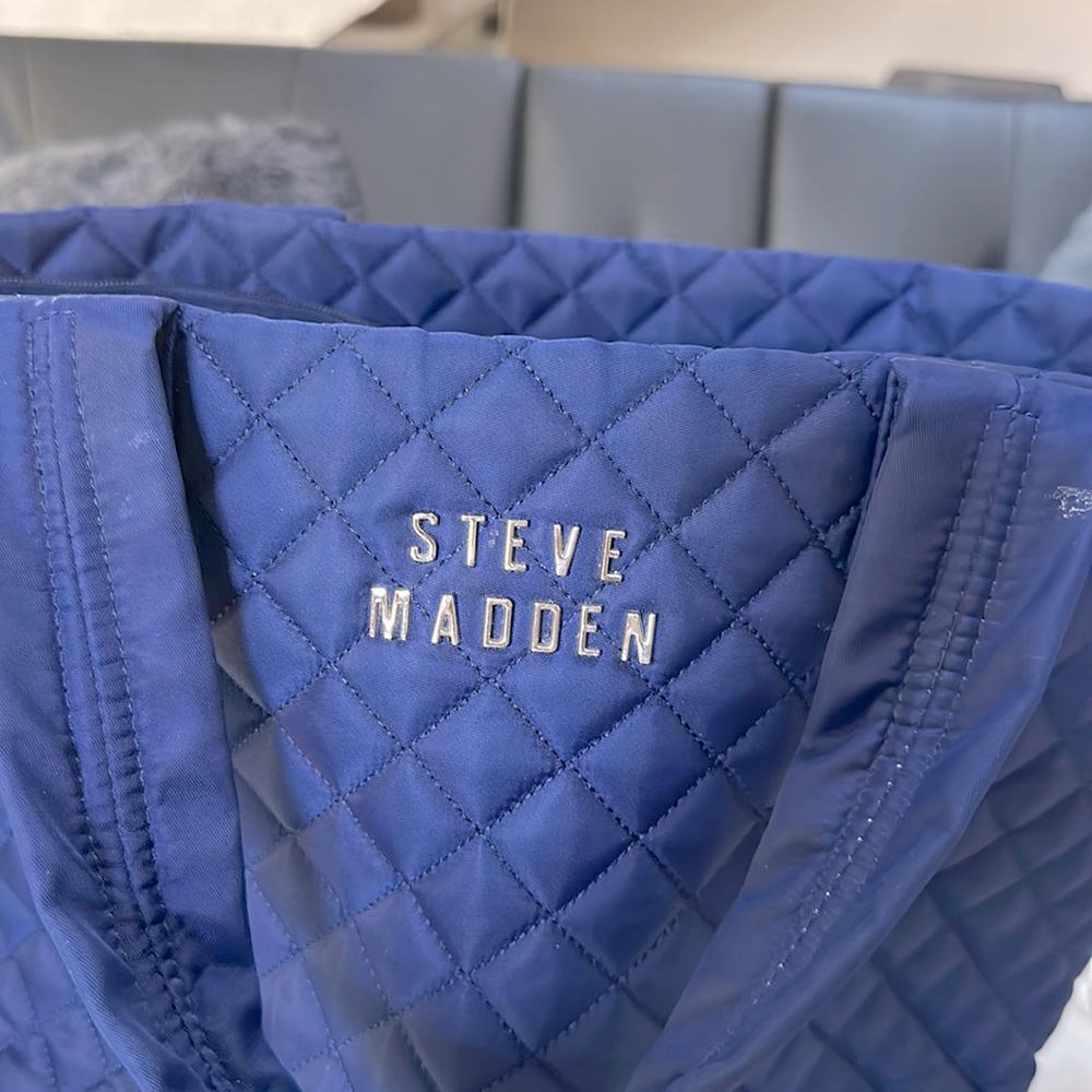 Steve Madden Quilted Design Overnight, Beach, or Diaper Bag - Picture 5 of 5